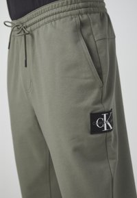 Calvin Klein Jeans TECHNICAL BADGE PANT - Joggebukse - dusty olive