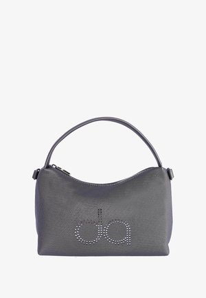 Bolso gris con acabado sintético texturizado, que cuenta con un asa única y un logo brillante de brillantes en la parte delantera. Cierre de cremallera.