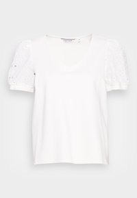 Bílý krátký rukáv T-shirt s véčkovým výstřihem a nabíranými rukávy z vyšívané látky, s květinovými výřezy a volným střihem.