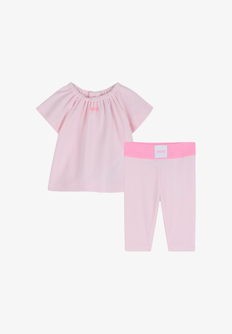 Ensemble côtelé rose pour tout-petit comprenant un haut à manches courtes et un legging assorti, avec un logo en accent sur les deux pièces.