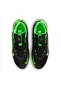 Zwarte sportieve schoenen met groene accenten, voorzien van een gestructureerde bovenkant, contrasterende veters en een gevoerde kraag voor comfort.