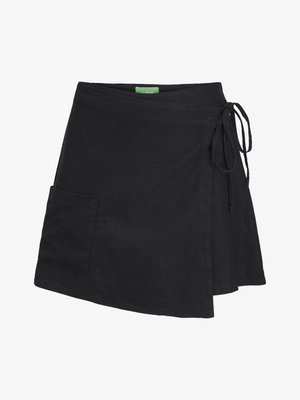 Zwarte wikkelrok gemaakt van lichtgewicht stof met striksluiting. Heeft een zijzak en een asymmetrische zoom voor een moderne uitstraling.