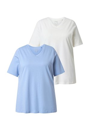 Zwei schlichte Baumwoll-T-Shirts mit V-Ausschnitt, eines hellblau und eines weiß, vor weißem Hintergrund präsentiert.