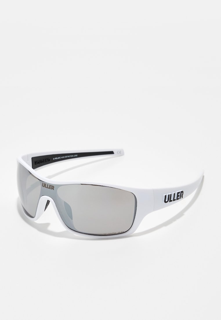 Gafas de sol deportivas blancas con lentes espejados, que presentan un diseño suave y curvado, y un audaz logo negro en el lateral.