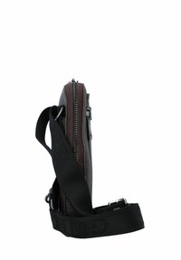 Borsa in pelle marrone con una superficie texturizzata, caratterizzata da una cerniera argentata e una tracolla nera regolabile con logo in rilievo, mostrata di lato.