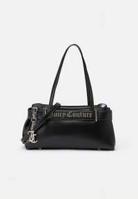 Zwart synthetische handtas met dubbele handvatten, voorzien van een logoband en zilverkleurige hardware. Compacte vorm met een gestructureerde afwerking en charm detail.
