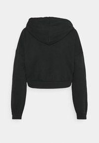 Sudadera negra recortada hecha de una tela suave, con capucha con cordones, mangas largas y puños acanalados. Textura suave y detalle minimal.