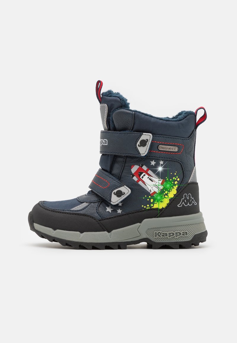 Botte d'hiver bleu marine pour enfants avec deux bandes velcro, motif de navette spatiale avec étoiles, accents verts et semelle épaisse grise pour une bonne traction.
