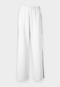 Pantalons larges blancs avec une taille élastique et des rayures noires sur les côtés. Fabriqués en tissu lisse, offrant une coupe décontractée et ample.