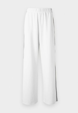 Pantalons larges blancs avec une taille élastique et des rayures noires sur les côtés. Fabriqués en tissu lisse, offrant une coupe décontractée et ample.