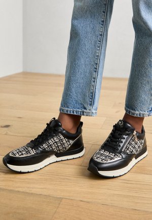 Trainers - black