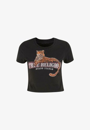 Camiseta negra corta de algodón, con un diseño de leopardo naranja impreso y "True Religion Brand Jeans" en strass plateados.