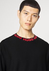 HUGO SMARLO - Strikkegenser - black