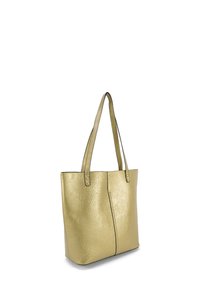 Gouden leren tote bag met dubbele schouderbanden en een verticale naad in het midden, rechtopstaand op een witte achtergrond.