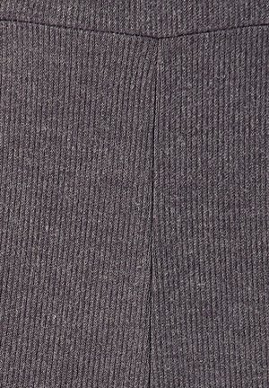 Tejido gris acanalado con una textura sutil. La tela presenta líneas verticales y un tono uniforme, adecuada para diversos prendas de vestir.