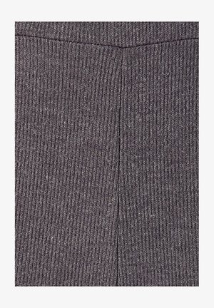 Tejido gris acanalado con una textura sutil. La tela presenta líneas verticales y un tono uniforme, adecuada para diversos prendas de vestir.