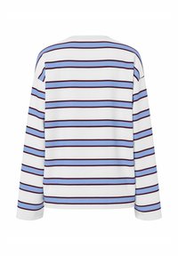 Haut à manches longues blanc avec des rayures horizontales bleues et bordeaux. Il présente un col rond et une coupe décontractée. Tissu doux, détails minimaux.