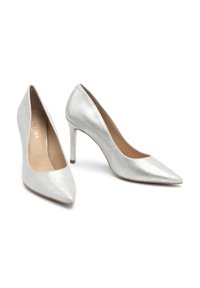 Srebrne szpilki z wąskim noskiem, gładką metaliczną fakturą i smukłym obcasem w kształcie stiletto. Wnętrze wykończone jasnobeżową podszewką.