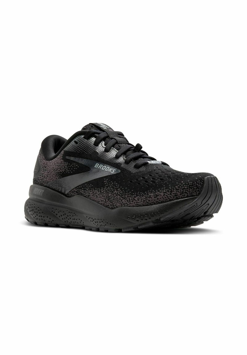 Schwarze Laufschuhe mit atmungsaktivem Mesh-Obermaterial, strukturiertem Design und gepolsteter Sohle mit auffälligem Profilmuster. Sichtbares Brooks-Logo.