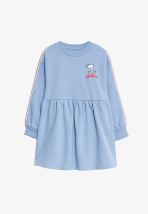 Lyseblå sweatshirtkjole med lange ærmer, samlet talje og rød Snoopy-grafik. Har røde og hvide stribede detaljer på ærmerne.