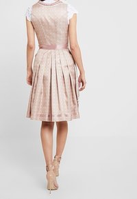 Hellrosa Satinkleid mit strukturiertem Muster, tailliertem Oberteil, plissiertem Rock und einem betonenden Taillenband. Spitzenähnliche Ärmel ergänzen das Design.