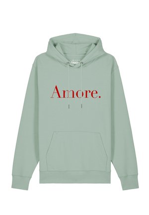Hellgrüner Hoodie mit Fronttasche und Kordelzug, mit dem Wort "Amore.", das in großen roten Buchstaben auf der Brust gedruckt ist.