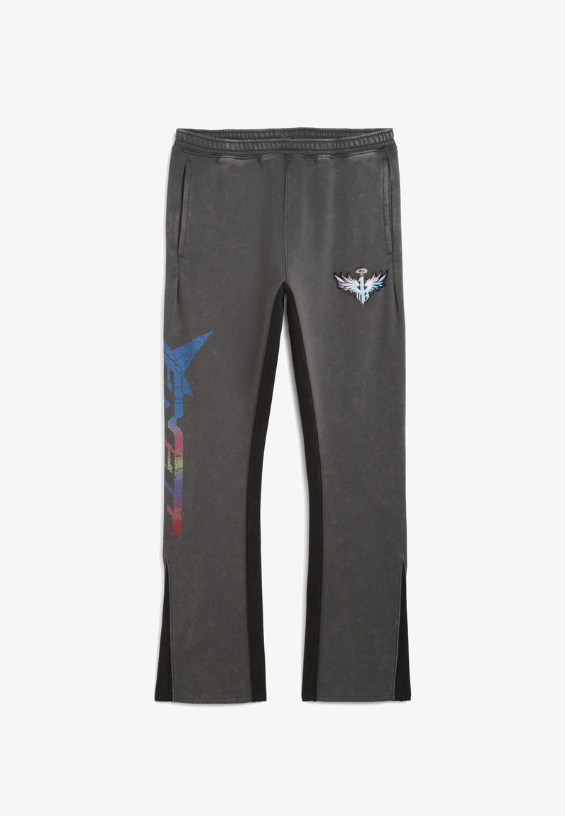 Schwarze und graue Jogginghosen mit Seitentaschen, die auf einem Bein ein blau-rotes grafisches Design und auf dem anderen ein Logo-Patch aufweisen.