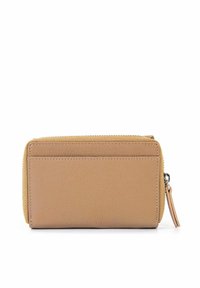 Portafoglio in pelle tan con superficie texture, forma rettangolare, chiusura con zip, tasca frontale per carte e un cinturino per il polso per la portabilità.