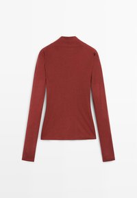 Tričko s dlouhým rukávem, přiléhavé, v tmavě červené barvě. Vyrobeno z měkké, hladké látky s vysokým výstřihem a bez viditelných švů. Minimalistický design.