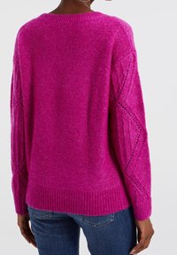 Fuchsie pletený svetr s texturovaným povrchem, vybavený otevřenými diamondovými vzory na rukávech a žebrovaným lemem.