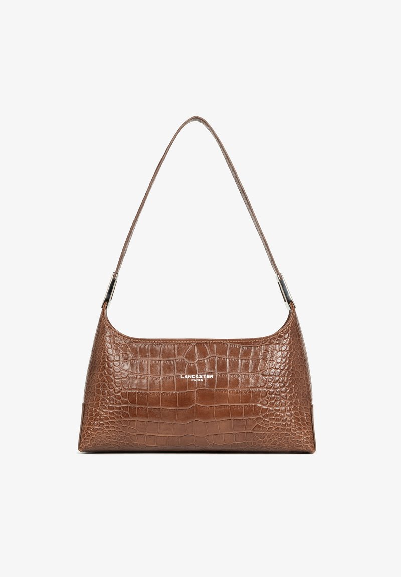 Sac à épaule marron en cuir embossé crocodile avec des accessoires argentés et le logo "Lancaster Paris" au centre devant.