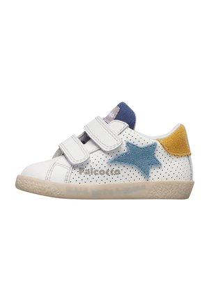 Scarpa da ginnastica bianca per bambini con fianchi traforati, toppa a forma di stella blu, linguetta gialla sul tallone, lingua blu scuro, suola beige e due strisce bianche in velcro.