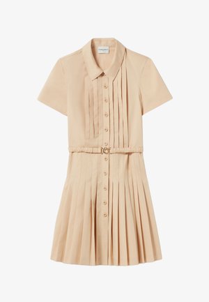 Vestido corto de manga corta en un tono beige claro, con cuello, botones frontales y falda con pliegues. Incluye una cintura ceñida con un cinturón de hebilla circular en tono dorado.