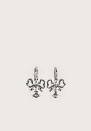 Sølvøreringe med sløjfedesign, sorte ædelstensdetaljer og en klokkeformet vedhæng. Blank finish og indviklede detaljer.