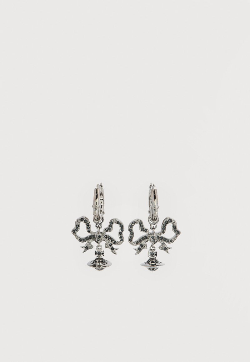 Ασημένια σκουλαρίκια με σχέδιο φιόγκου, διακοσμημένα με μαύρες πολύτιμες πέτρες και κρεμαστό στολίδι σε σχήμα καμπάνας. Γυαλιστερό φινίρισμα και περίτεχνη λεπτομέρεια.