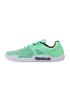 Lichtgroene Reebok sportschoen met zwart logo op een witte gevlekte zool, mesh bovenwerk en vetersluiting, zijaanzicht.