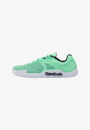 Hellgrüner Reebok Sportschuh mit schwarzem Logo auf weiß gesprenkelter Sohle, Mesh-Obermaterial und Schnürverschluss, seitlich betrachtet.