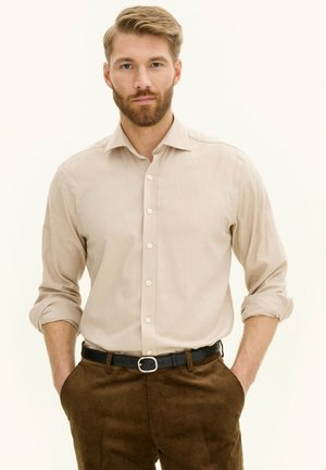 Oscar Jacobson REG FIT CUT AWAY BRUSHED - Skjorter - light beige