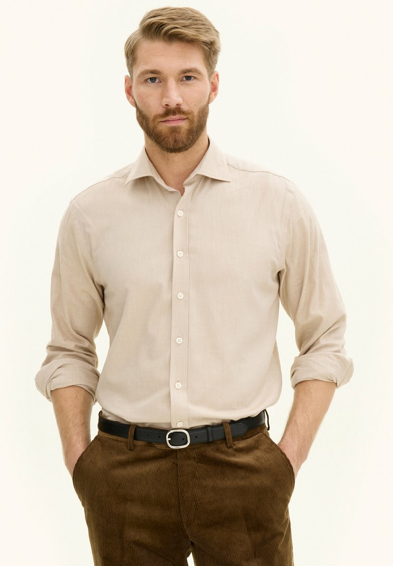 Oscar Jacobson REG FIT CUT AWAY BRUSHED - Overhemd - light beige