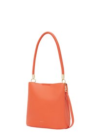 Oranssi nahkalaukku, jossa on sileä pinta, yksinkertainen ämpärimuoto, kultaiset yksityiskohdat kahvassa ja irrotettava hihna.