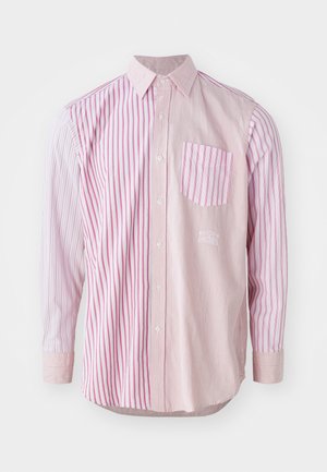 Camisa de mangas longas com largas e estreitas riscas em rosa alternadas, colarinho com botão e um bolso no peito esquerdo com um padrão riscado semelhante.