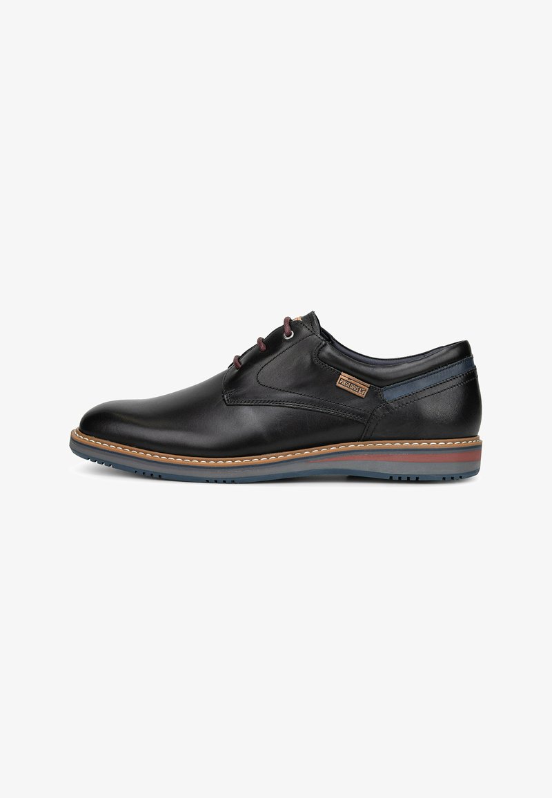 Zwarte leren schoen met een ronde neus, subtiele stiksels, bordeauxrode veters en een contrasterende bruine en blauwe zool. Bevat een zij-logo detail.