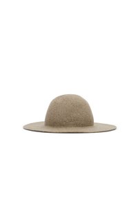 Felt hat in light brown with a rounded crown and wide, flat brim. Smooth texture without visible patterns or hardware.