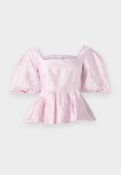 Világos rózsaszín peplum felső fényes selyem anyagból. Négyzet alakú nyakkivágással és puffos ujjakkal rendelkezik, amelyek rugalmas szegéllyel záródnak.