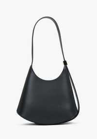 Černá kožená kabelka přes rameno s zakřiveným designem, plochým dnem a jedním popruhem. Vyznačuje se hladkou texturou a minimálním kováním.