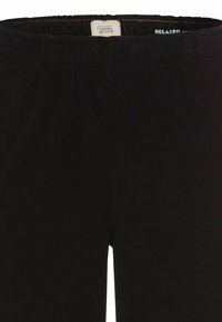 Sorte bukser med elastisk talje, lavet af blødt materiale. Har en afslappet pasform og diskret orange syninger ved taljen.