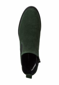 Grüne Wildleder-Stiefelette mit elastischen Seitenelementen, einer strukturierten Oberfläche, einer kontrastierenden schwarzen Sohle und einer Zuglasche an der Ferse für ein einfaches Anziehen.