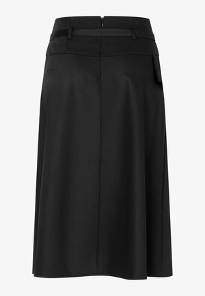 Schwarzer knielanger Rock mit breitem Taillenbund, Reißverschluss hinten, Gürtelschlaufen und seitlicher Taschenklappe, Rückansicht auf weißem Hintergrund gezeigt.