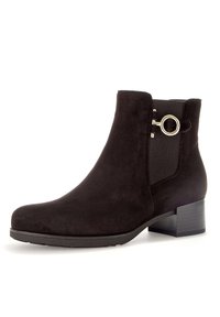 Schwarze Wildleder-Ankle-Boots mit Blockabsatz, ausgestattet mit einem elastischen Einsatz und einem runden Hardware-Detail an der Seite. Glatte Textur, minimalistisches Design.