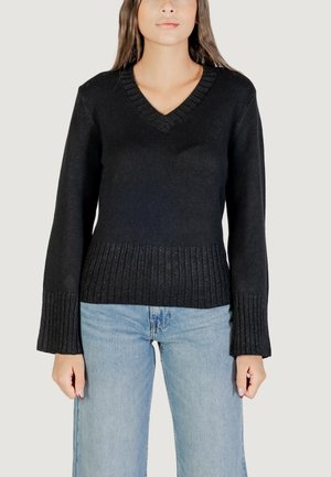Maglione nero a maglia con scollatura a V e maniche lunghe a campana. Fondo e maniche a coste testurizzate. Vestibilità standard con un finish morbido.